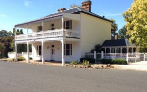 The White House Carcoar - Accommodation Daintree